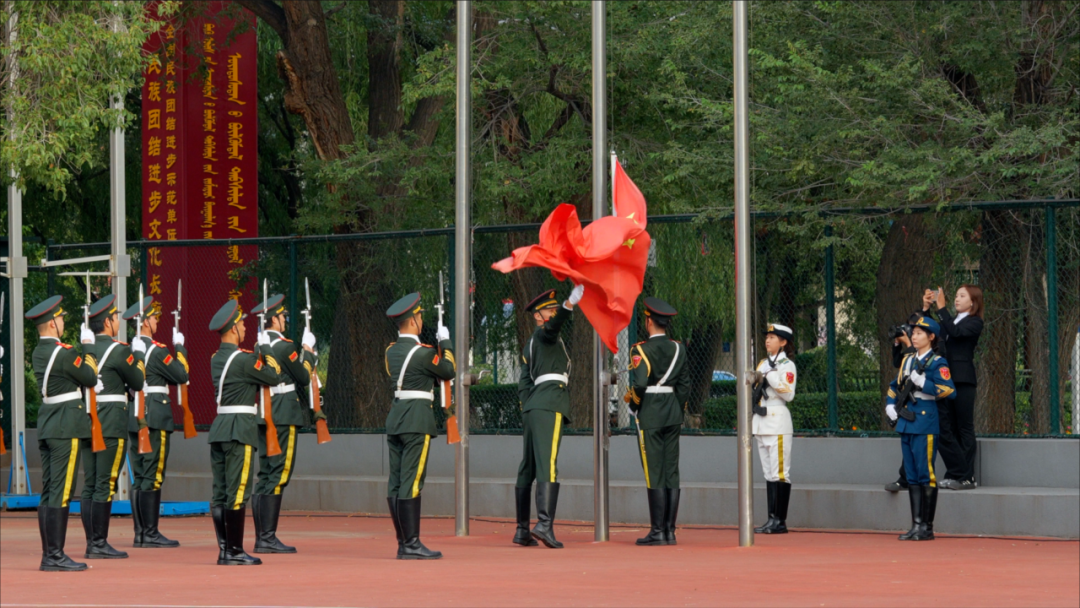 学校举办庆祝中华人民共和国成立75周年“同升国旗，同唱国歌”升国旗仪式